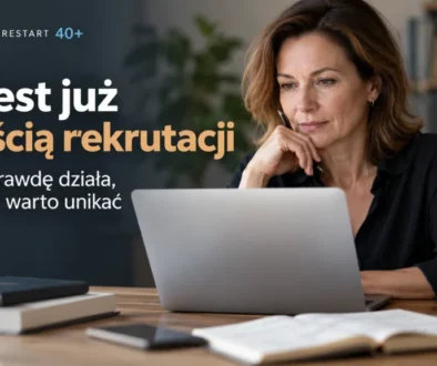 Doświadczona specjalistka analizuje ofertę pracy przy laptopie, korzystając z narzędzi AI.